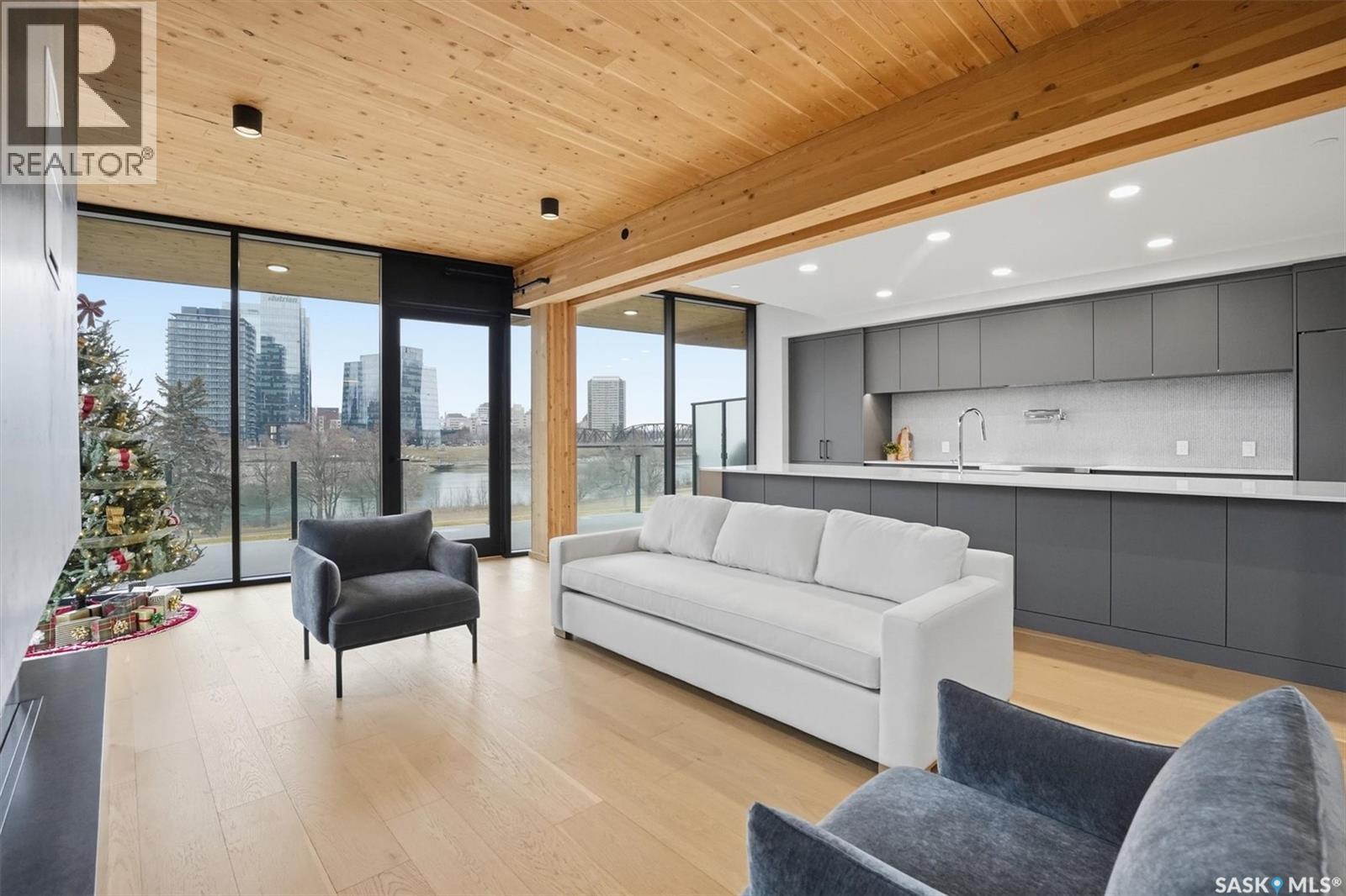 301 212 E Saskatchewan Crescent E, Saskatoon, SK - Indoor Photo Showing Living Room