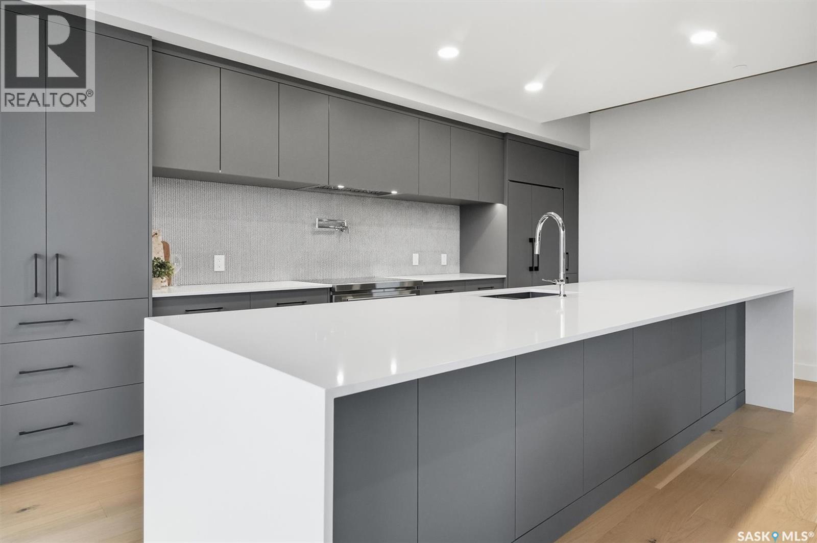 301 212 E Saskatchewan Crescent E, Saskatoon, SK - Indoor Photo Showing Kitchen With Upgraded Kitchen