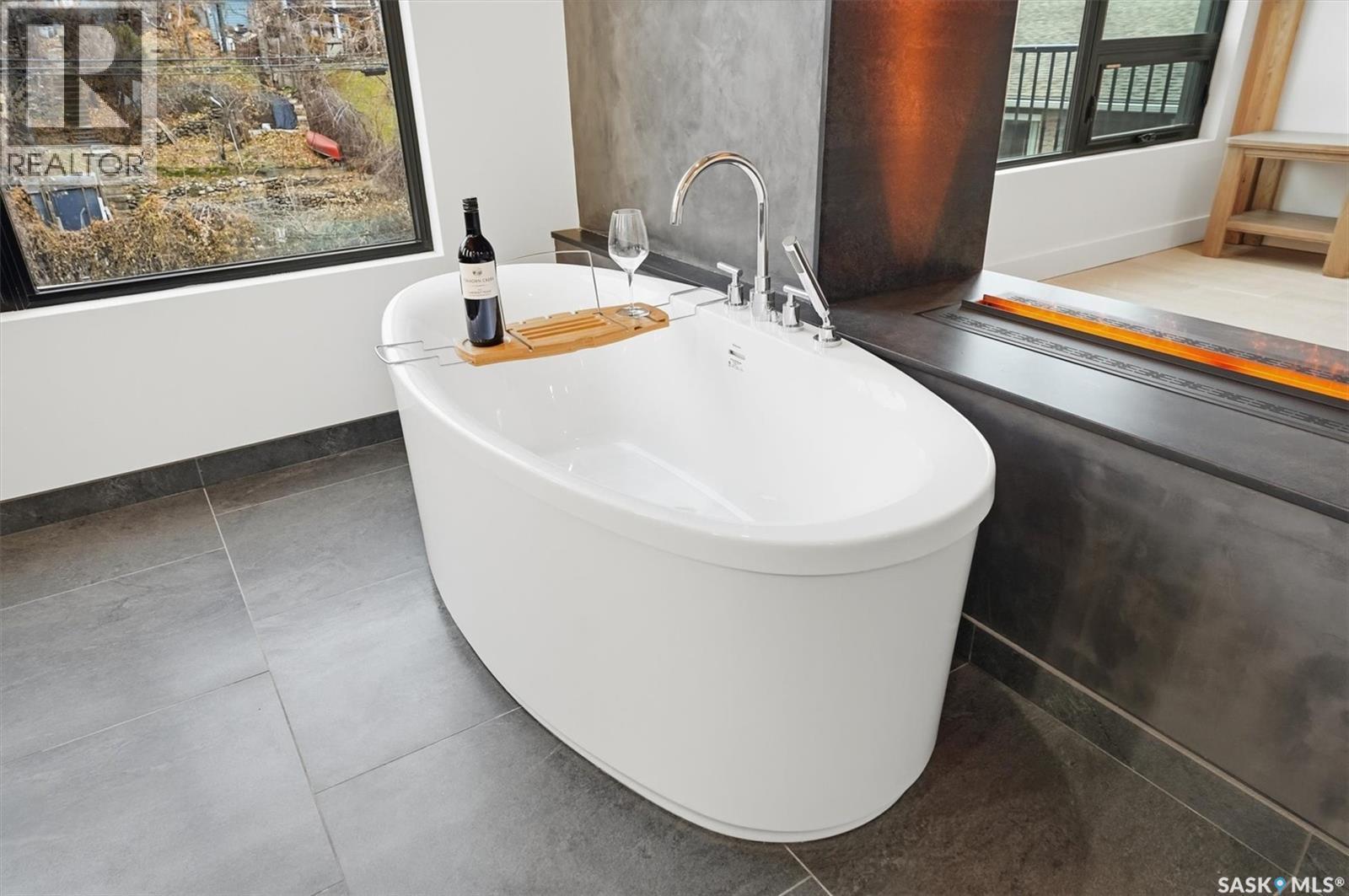 301 212 E Saskatchewan Crescent E, Saskatoon, SK - Indoor Photo Showing Bathroom