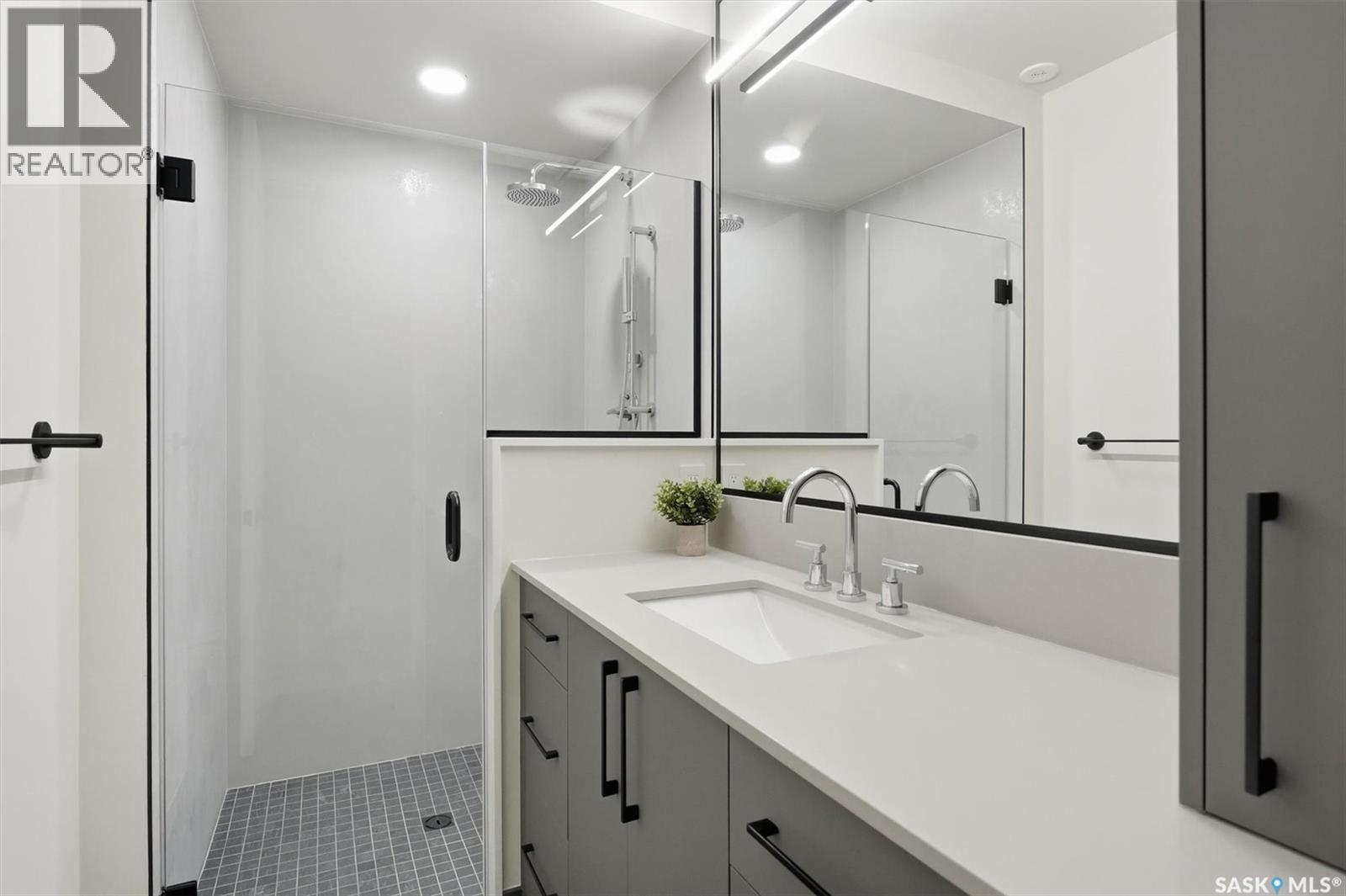 301 212 E Saskatchewan Crescent E, Saskatoon, SK - Indoor Photo Showing Bathroom