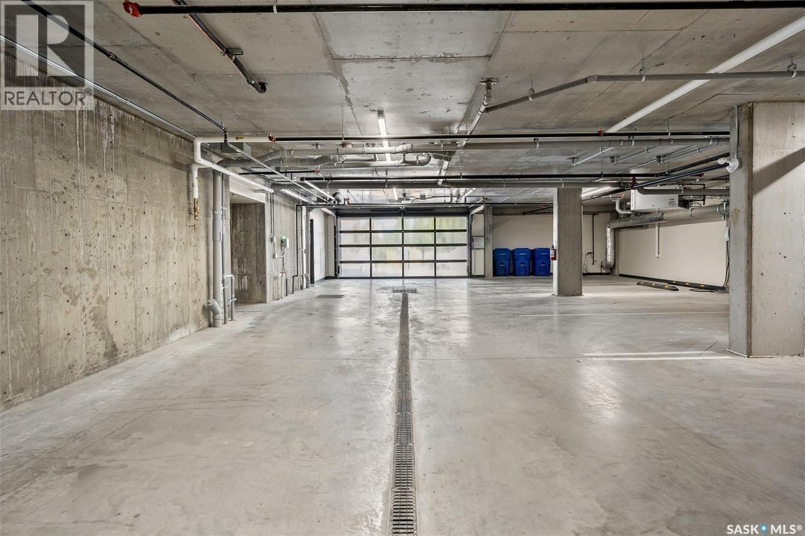 301 212 E Saskatchewan Crescent E, Saskatoon, SK - Indoor Photo Showing Garage