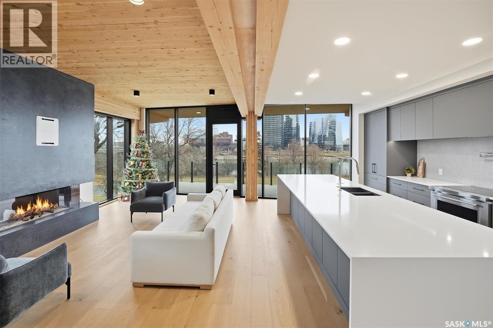 301 212 E Saskatchewan Crescent E, Saskatoon, SK - Indoor With Fireplace