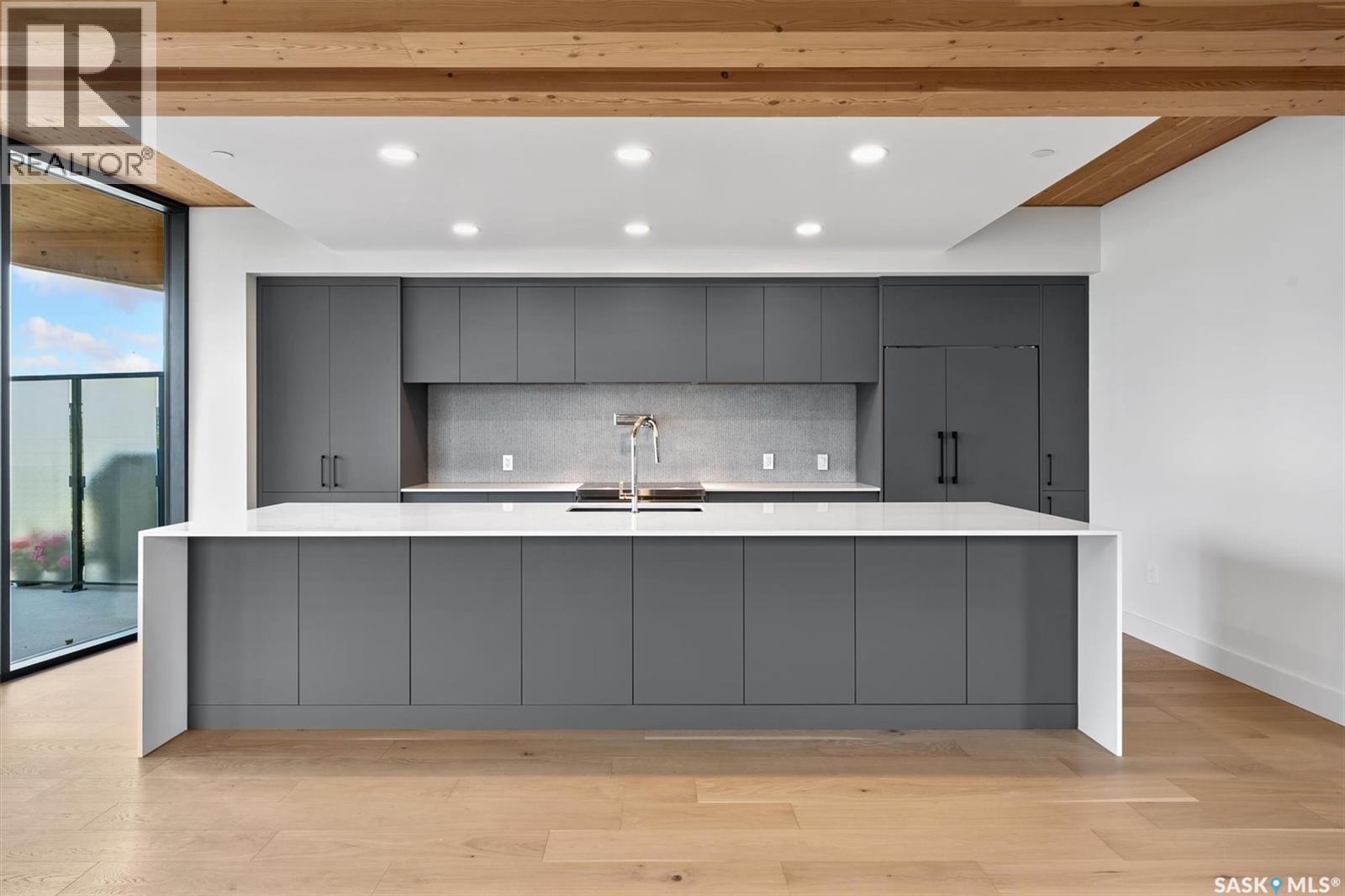 301 212 E Saskatchewan Crescent E, Saskatoon, SK - Indoor Photo Showing Kitchen With Upgraded Kitchen