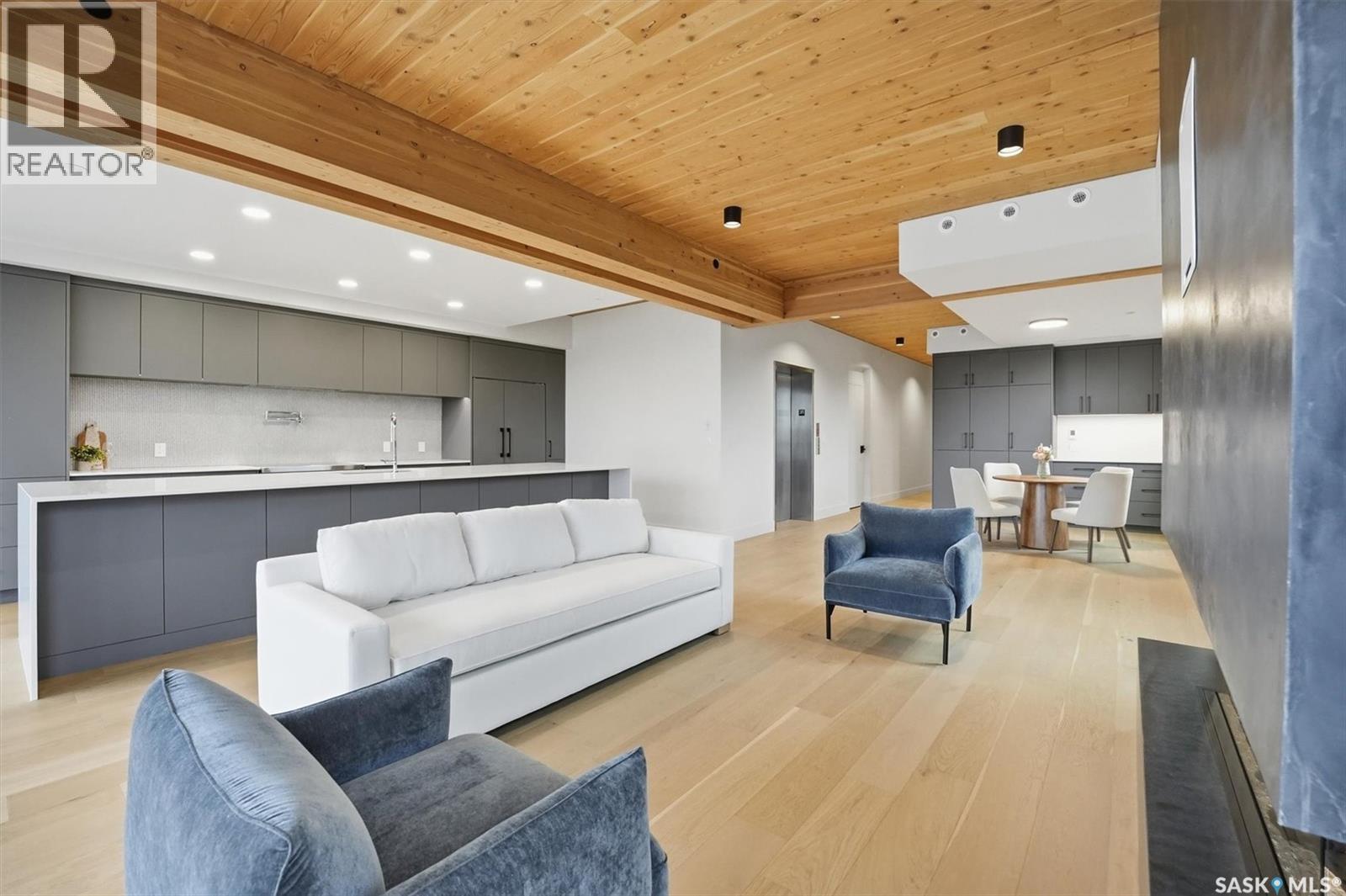 301 212 E Saskatchewan Crescent E, Saskatoon, SK - Indoor Photo Showing Living Room