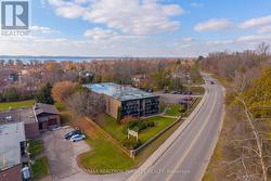 Minutes to HWY 404, transit and shopping -