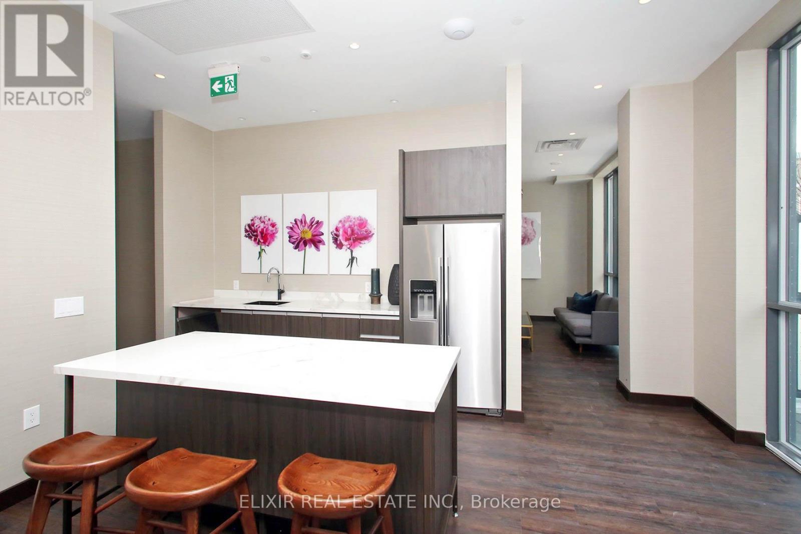 607 - 60 Honeycrisp Crescent E, Vaughan, ON - Indoor