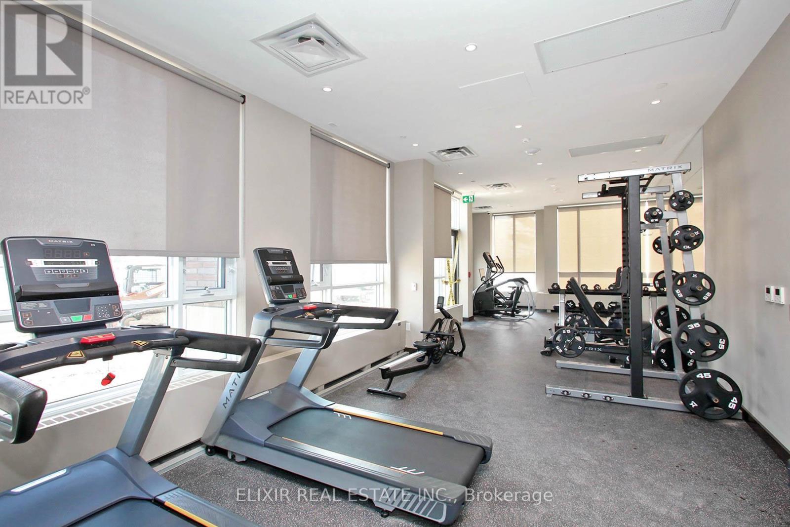 607 - 60 Honeycrisp Crescent E, Vaughan, ON - Indoor Photo Showing Gym Room