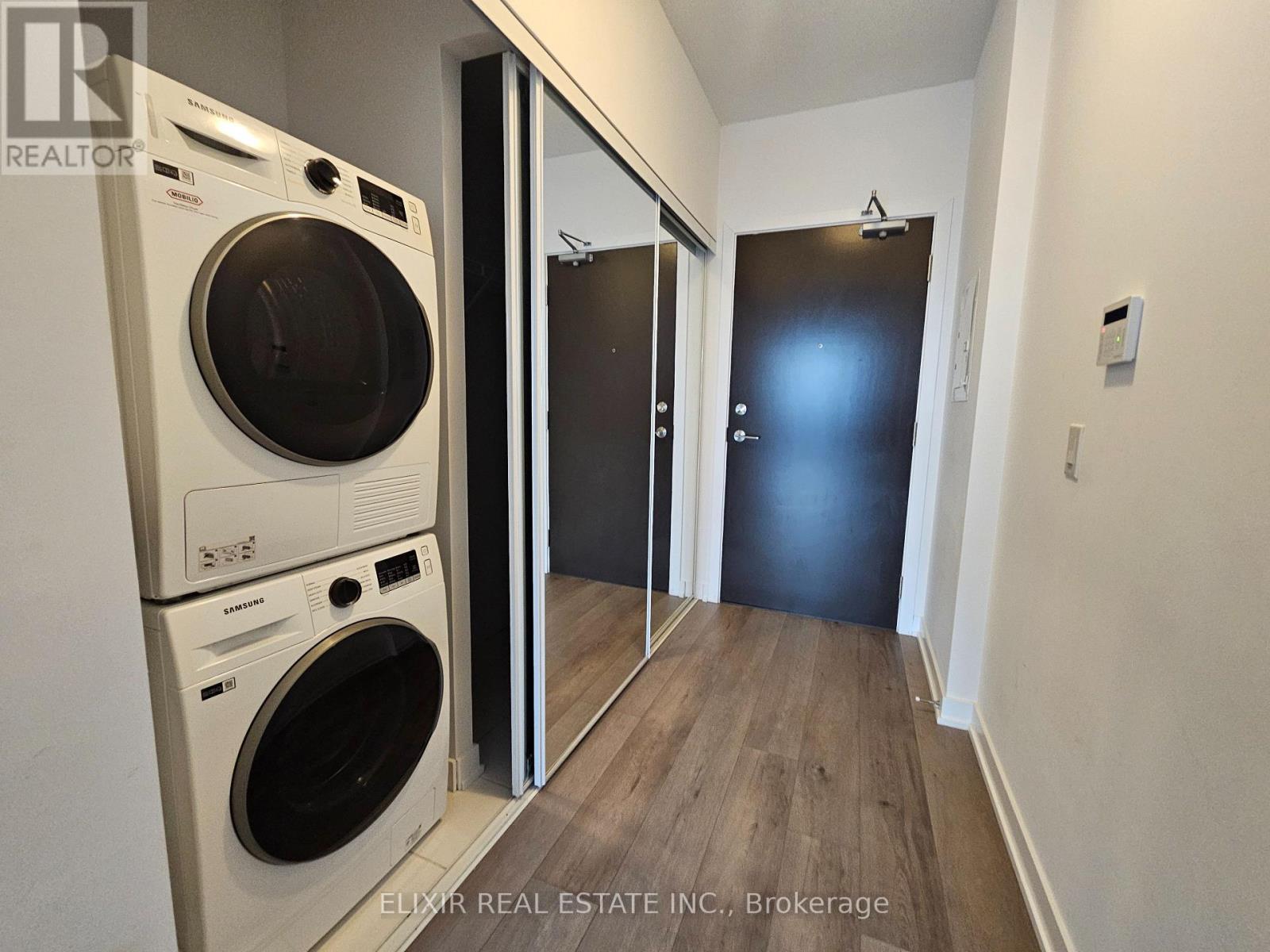 607 - 60 Honeycrisp Crescent E, Vaughan, ON - Indoor Photo Showing Laundry Room