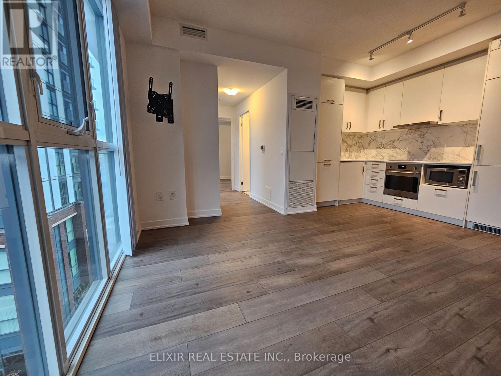607 - 60 Honeycrisp Crescent E, Vaughan, ON - Indoor Photo Showing Kitchen