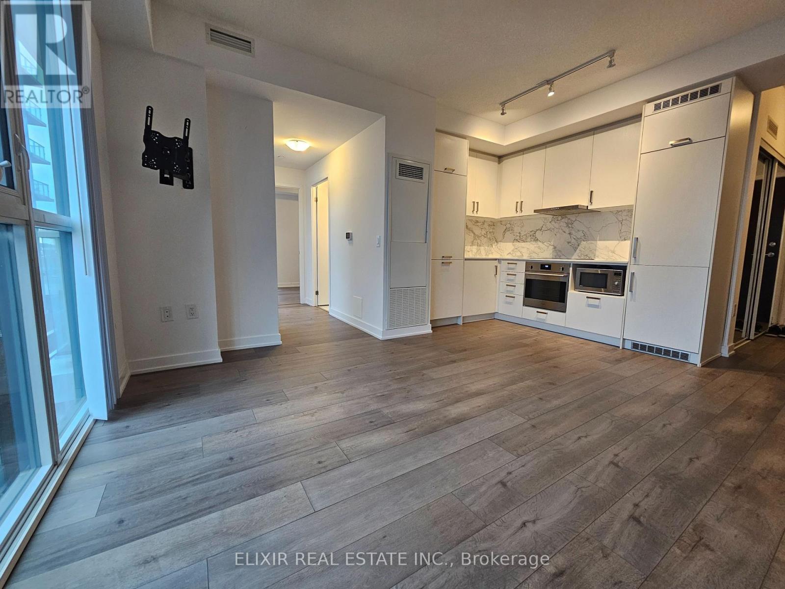 607 - 60 Honeycrisp Crescent E, Vaughan, ON - Indoor Photo Showing Kitchen