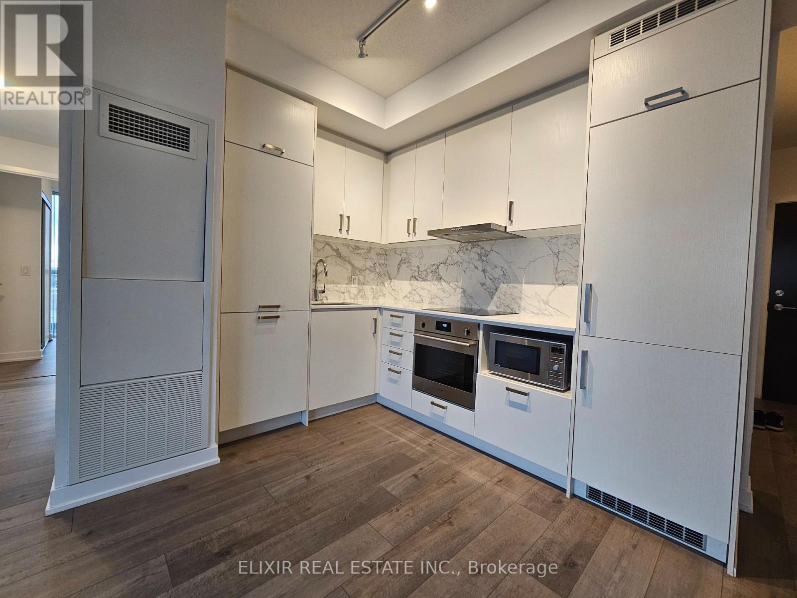 607 - 60 Honeycrisp Crescent E, Vaughan, ON - Indoor Photo Showing Kitchen