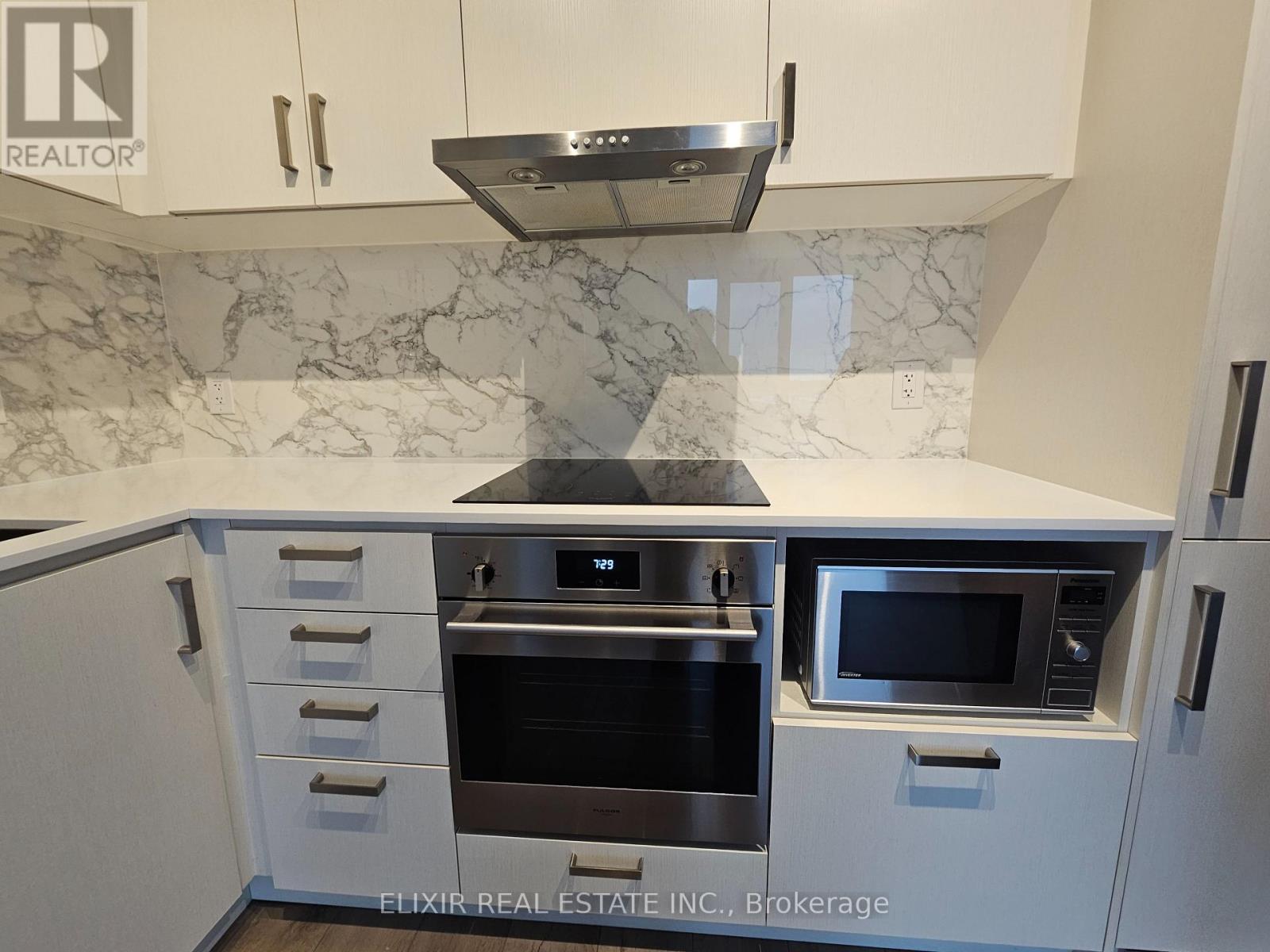 607 - 60 Honeycrisp Crescent E, Vaughan, ON - Indoor Photo Showing Kitchen