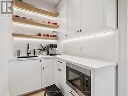 Walk-in pantry -