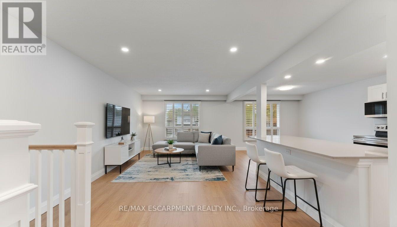 11 Marcella Crescent, Hamilton, ON - Indoor Photo Showing Living Room