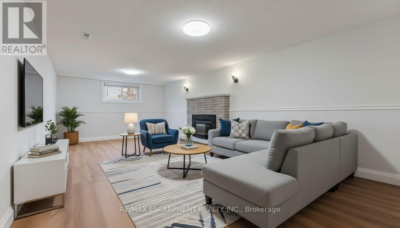 11 Marcella Crescent, Hamilton, ON - Indoor Photo Showing Living Room