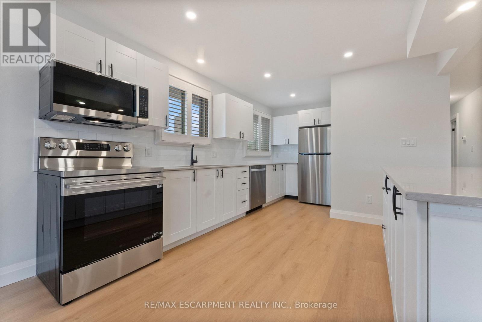 11 Marcella Crescent, Hamilton, ON - Indoor Photo Showing Kitchen With Upgraded Kitchen