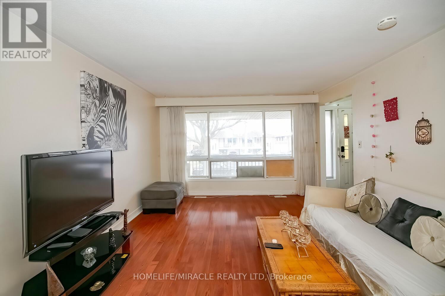 3436 Clara Drive, Mississauga, ON - Indoor Photo Showing Living Room