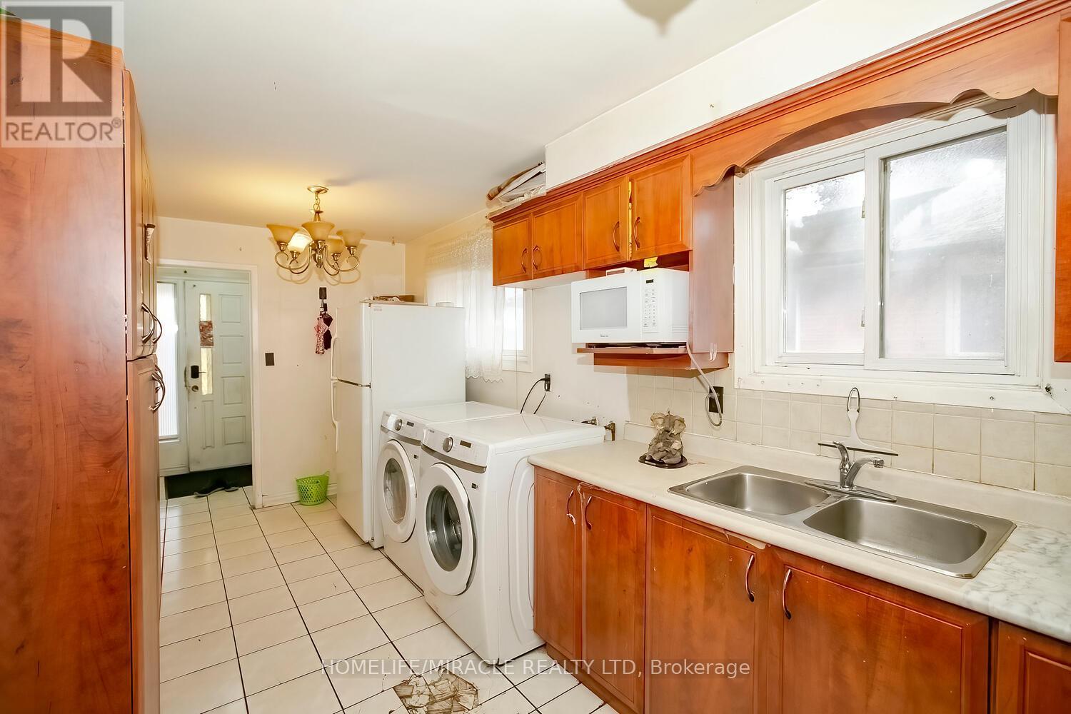 3436 Clara Drive, Mississauga, ON - Indoor Photo Showing Laundry Room