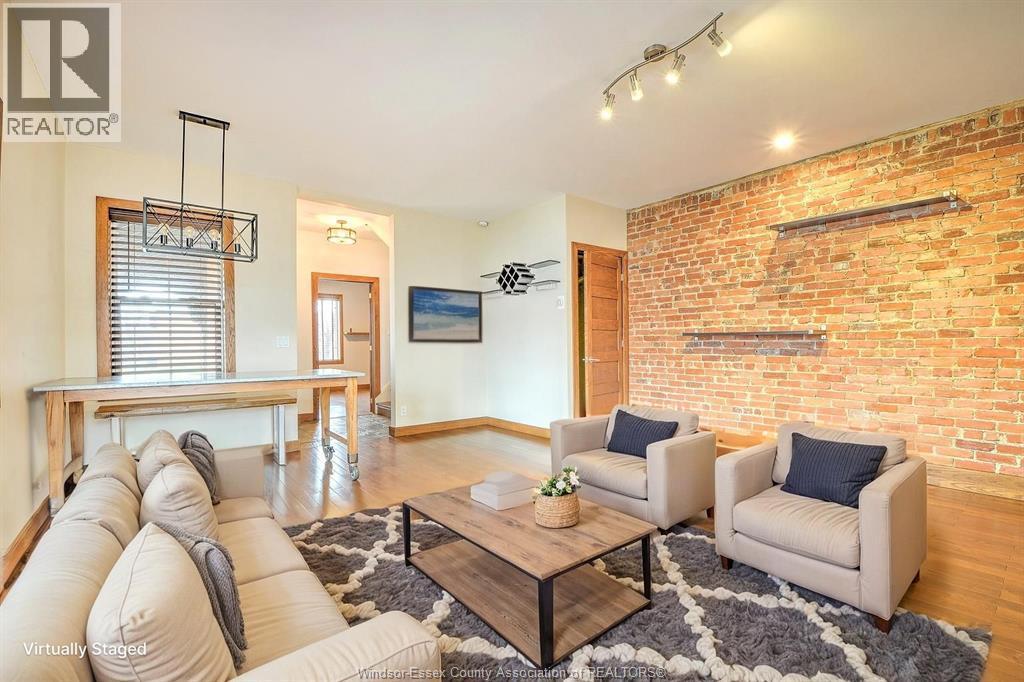 715 Walker Road, Windsor, ON - Indoor Photo Showing Living Room