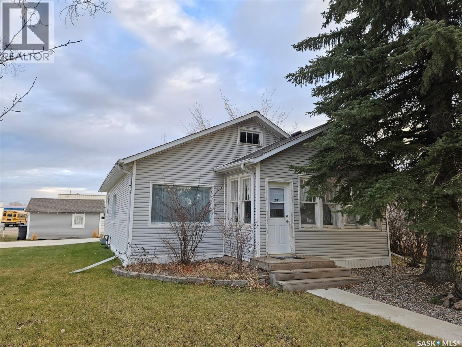 201 Souris Avenue E, Carlyle, SK - Outdoor