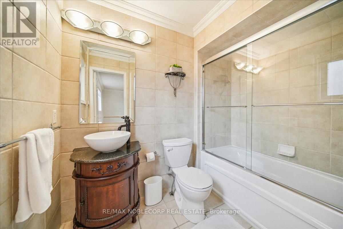 31 Mountfield Crescent, Vaughan, ON - Indoor Photo Showing Bathroom