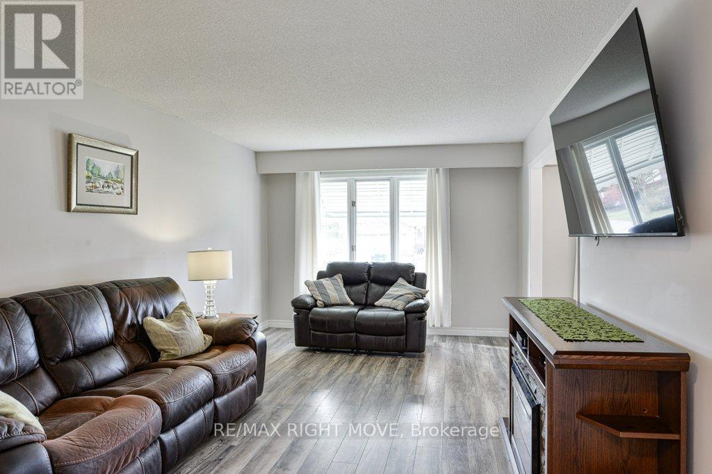 6 Lindsay Crescent, Orillia, ON - Indoor Photo Showing Living Room