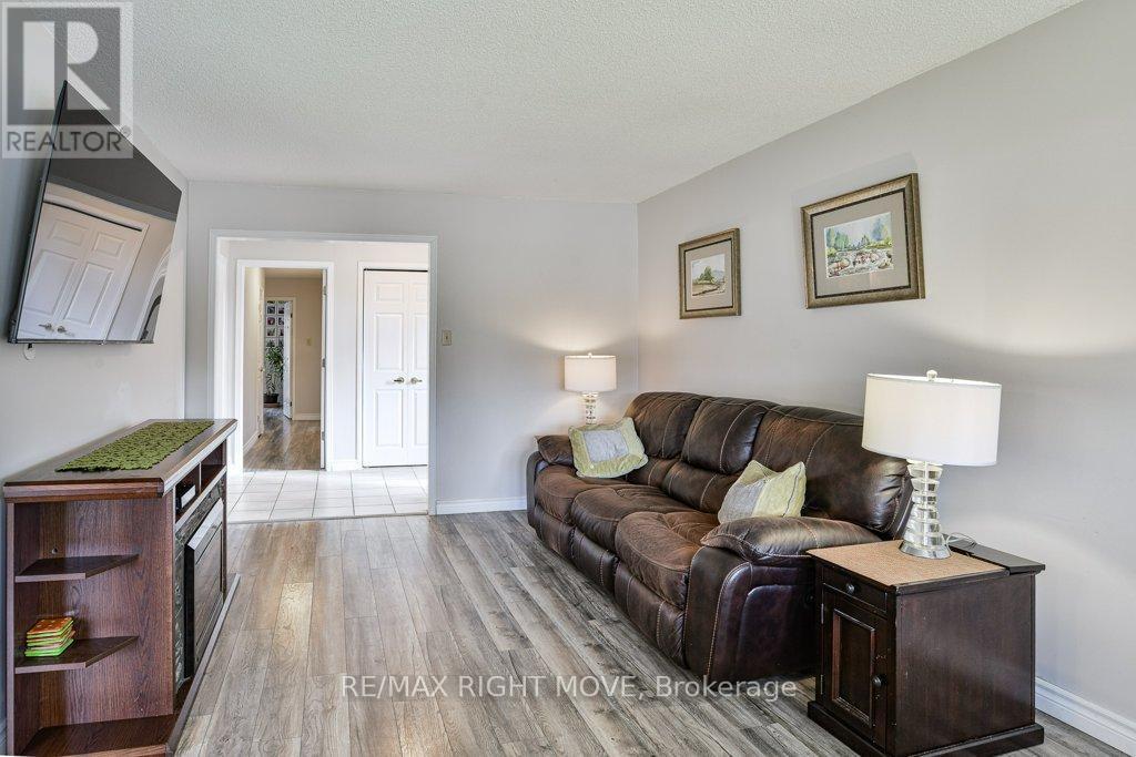 6 Lindsay Crescent, Orillia, ON - Indoor Photo Showing Living Room