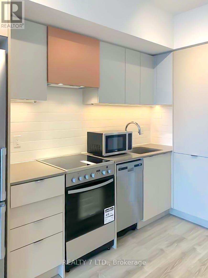 1033 - 26 Gibbs Road, Toronto, ON - Indoor Photo Showing Kitchen With Stainless Steel Kitchen