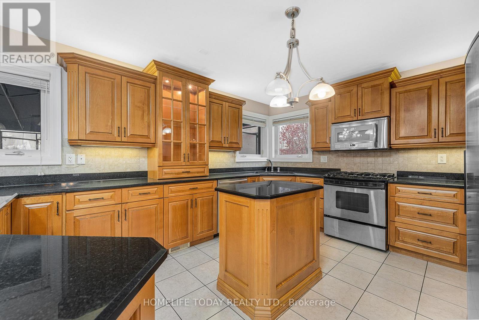 9617 Manitou Crescent, Windsor, ON - Indoor Photo Showing Kitchen