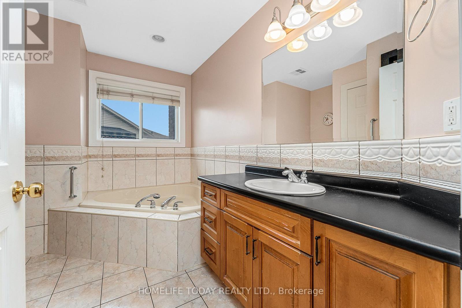 9617 Manitou Crescent, Windsor, ON - Indoor Photo Showing Bathroom