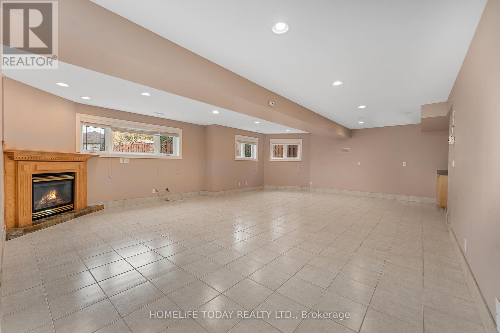 9617 Manitou Crescent, Windsor, ON - Indoor With Fireplace