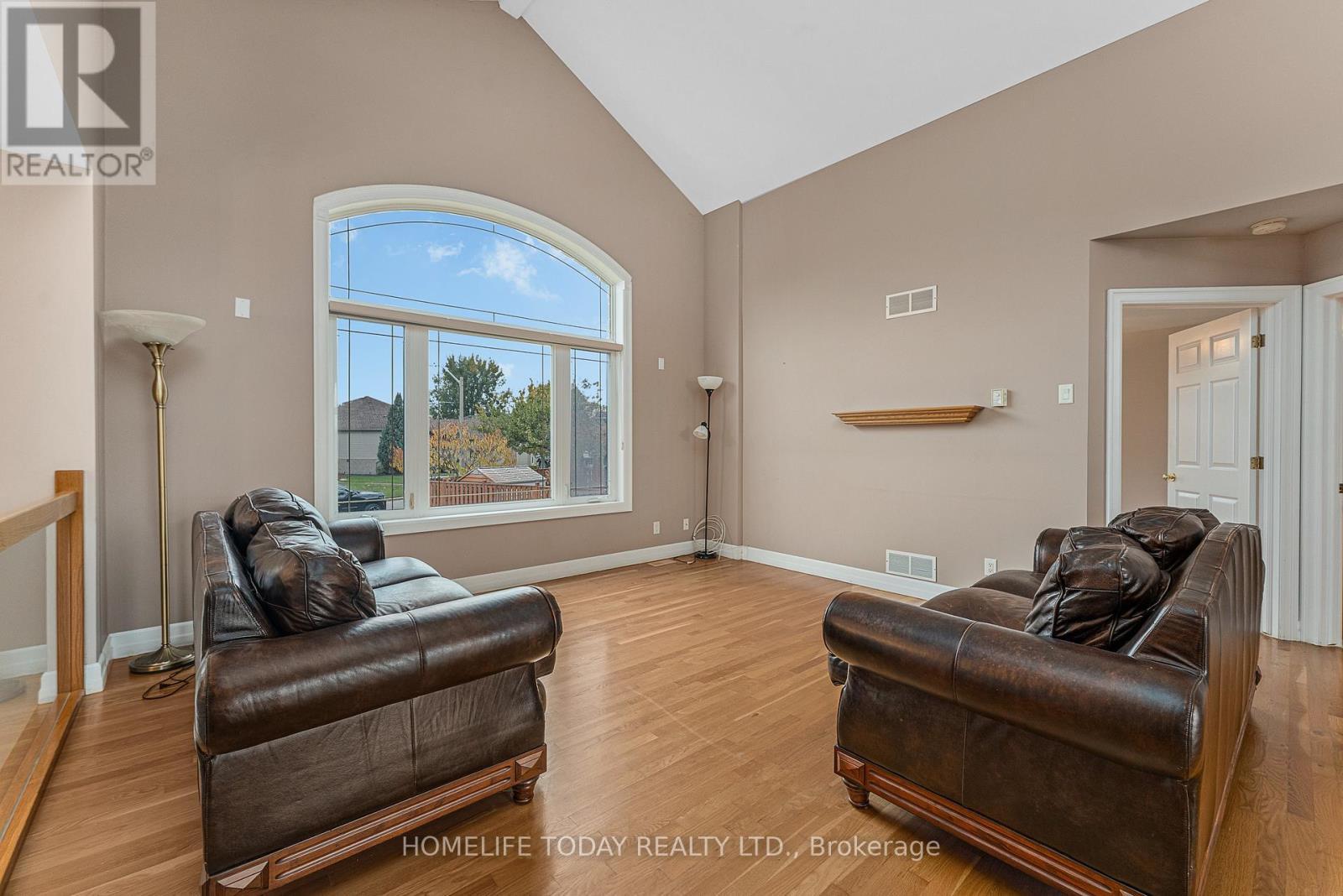 9617 Manitou Crescent, Windsor, ON - Indoor