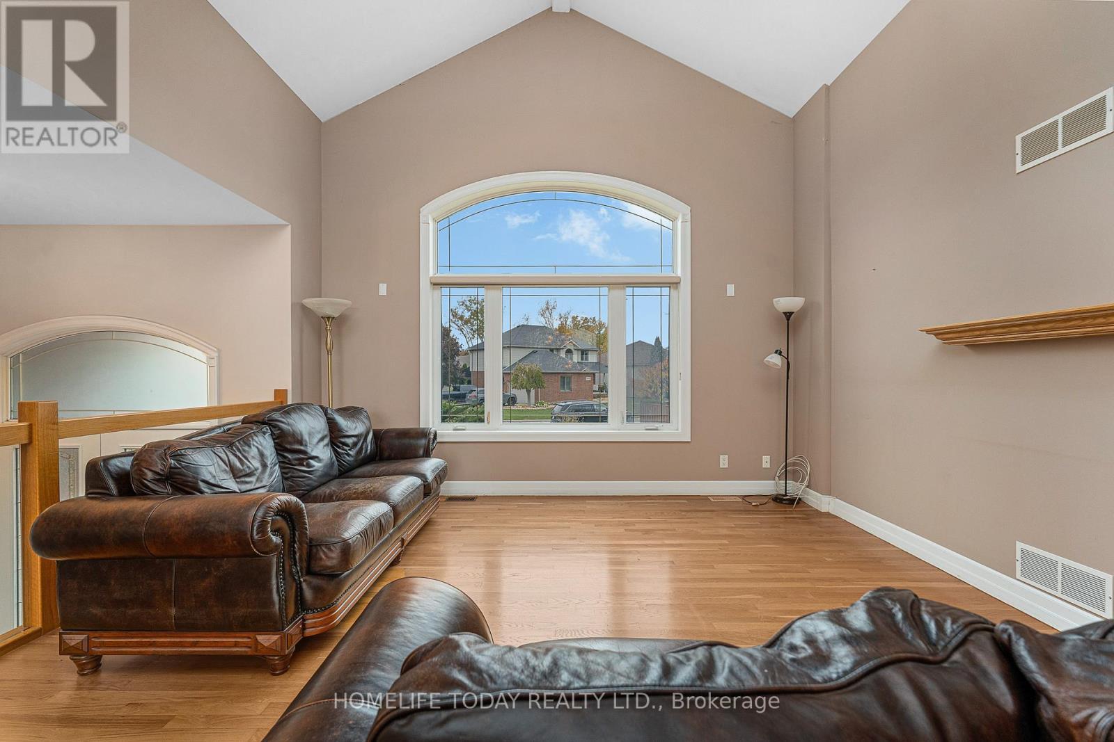 9617 Manitou Crescent, Windsor, ON - Indoor Photo Showing Living Room