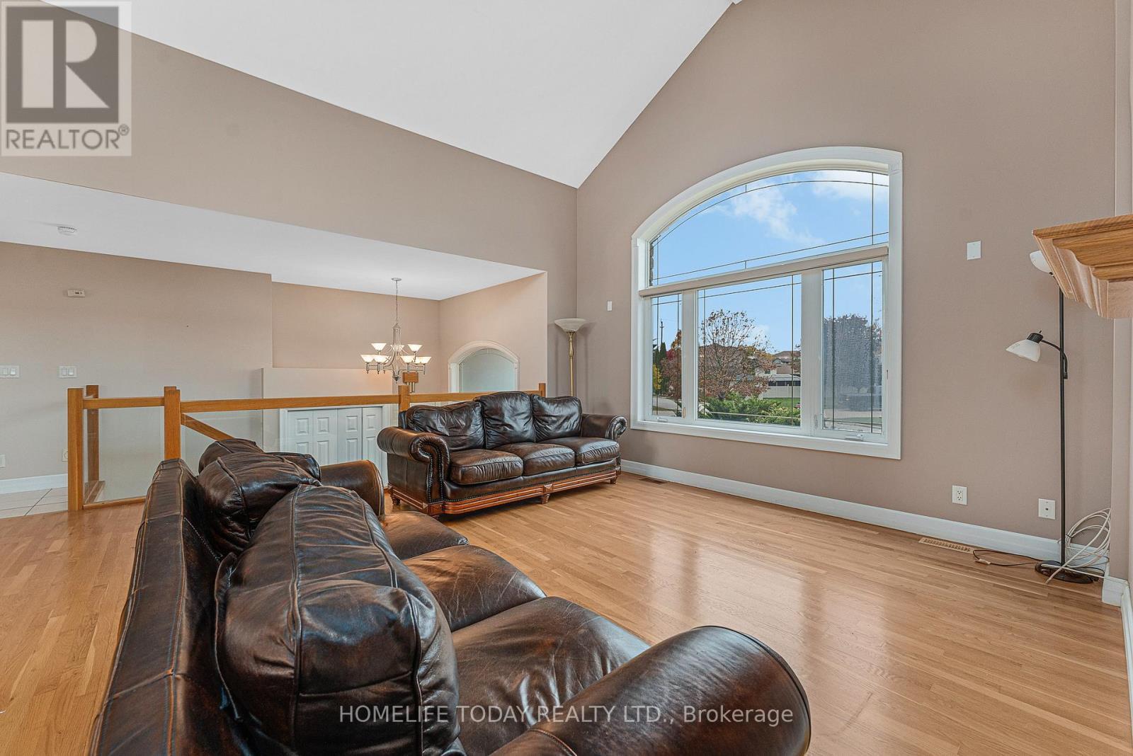 9617 Manitou Crescent, Windsor, ON - Indoor Photo Showing Living Room