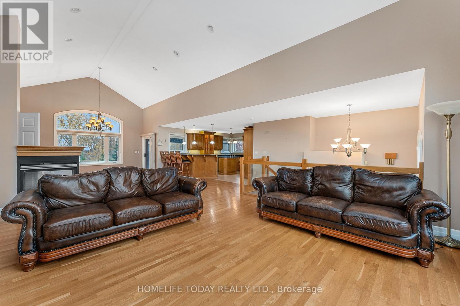 9617 Manitou Crescent, Windsor, ON - Indoor Photo Showing Living Room
