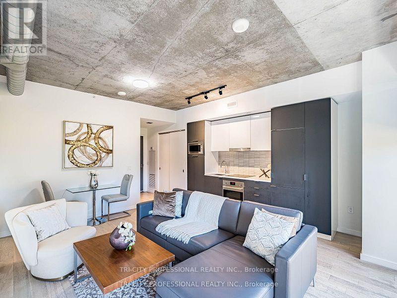 304 - 170 Bayview Avenue, Toronto, ON - Indoor Photo Showing Living Room