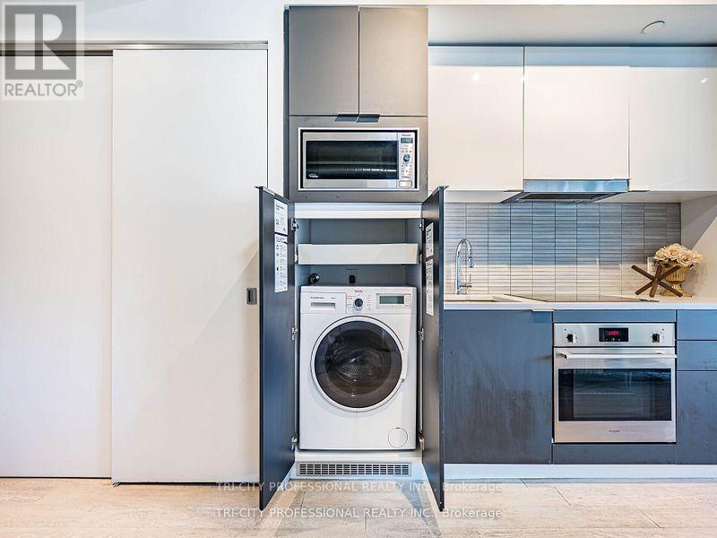 304 - 170 Bayview Avenue, Toronto, ON - Indoor Photo Showing Laundry Room