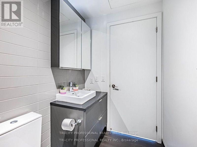 304 - 170 Bayview Avenue, Toronto, ON - Indoor Photo Showing Laundry Room