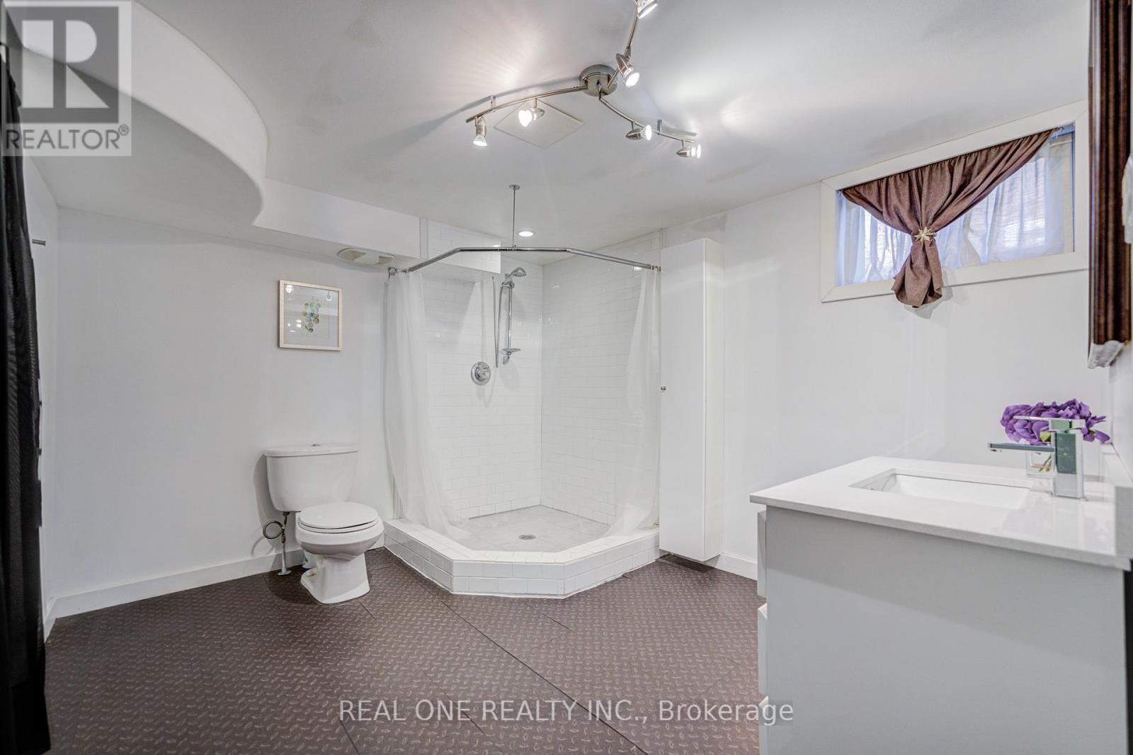 73 Farmbrook Road, Toronto, ON - Indoor Photo Showing Bathroom