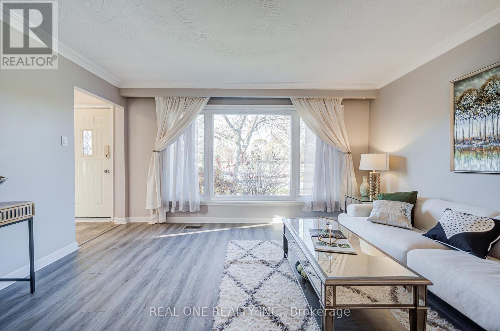 73 Farmbrook Road, Toronto, ON - Indoor Photo Showing Living Room