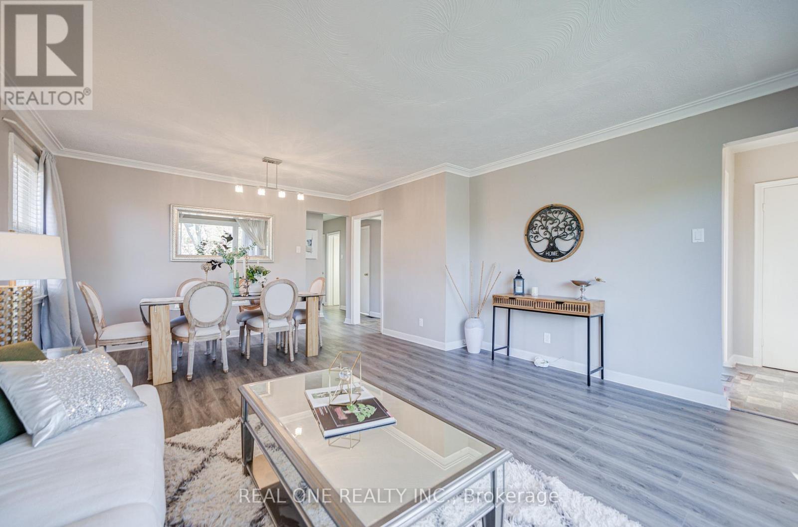 73 Farmbrook Road, Toronto, ON - Indoor Photo Showing Living Room