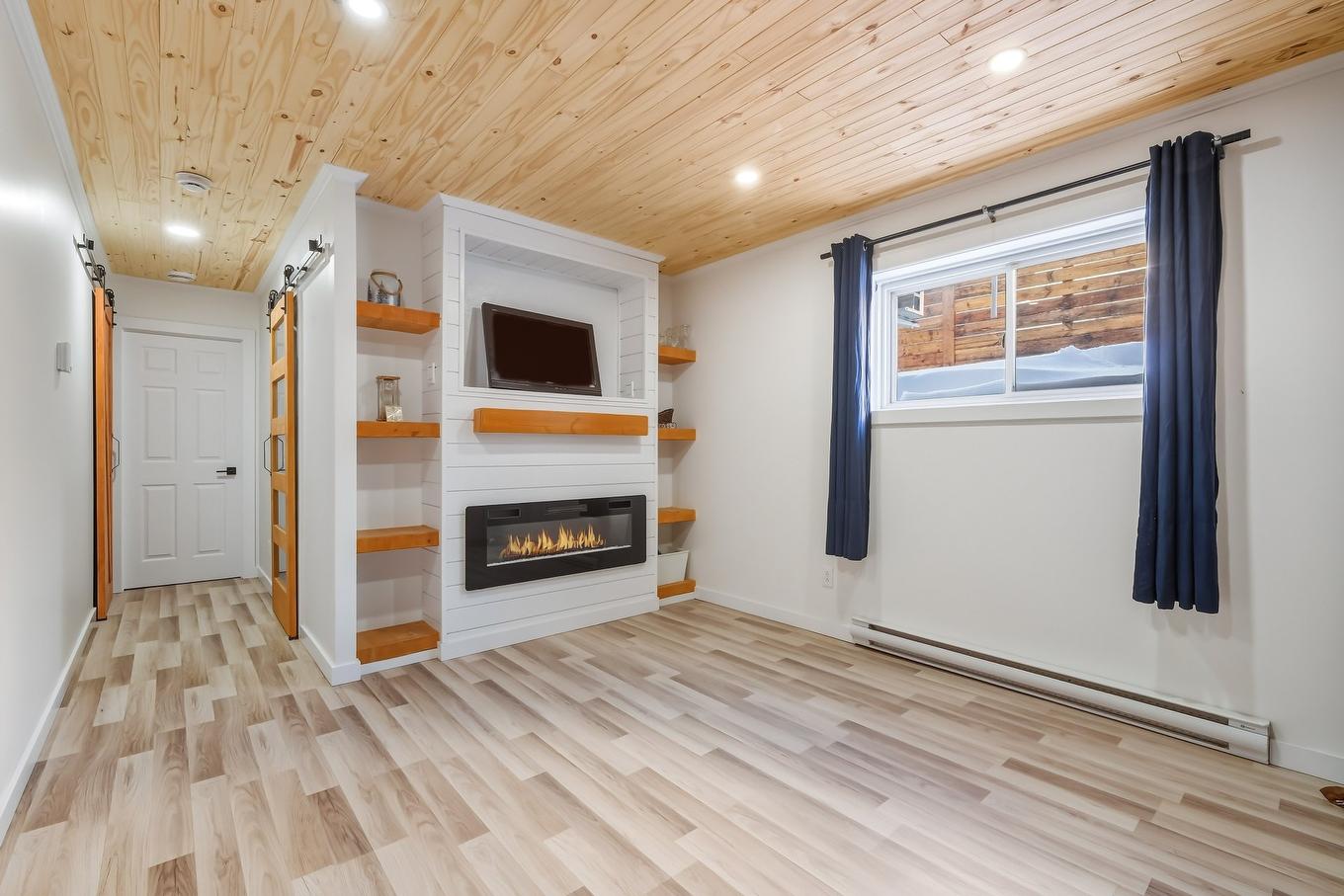 Salle familiale - 513 Rue Des Érables, Waterloo, QC - Indoor With Fireplace