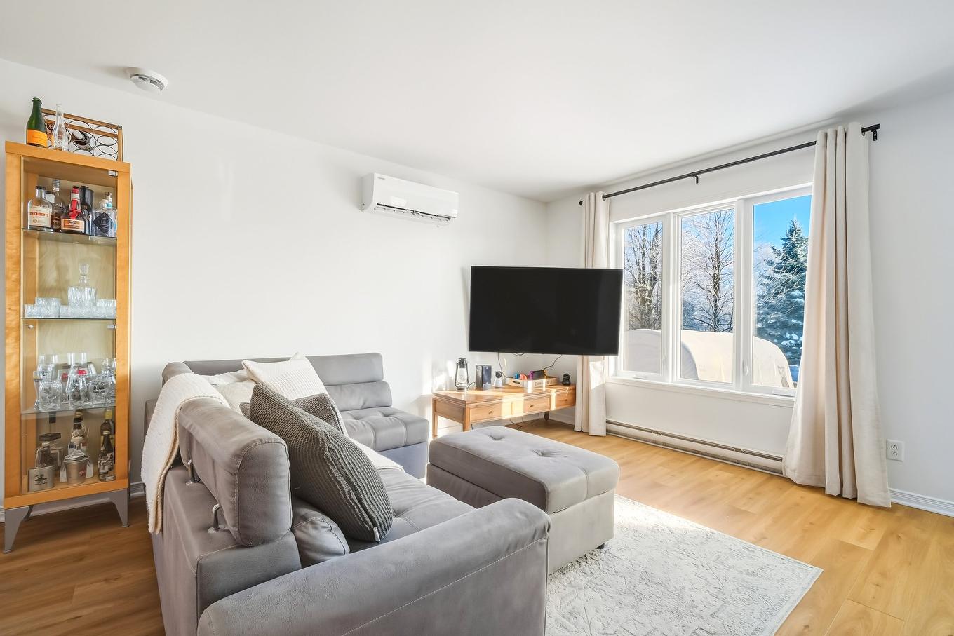Salon - 513 Rue Des Érables, Waterloo, QC - Indoor Photo Showing Living Room