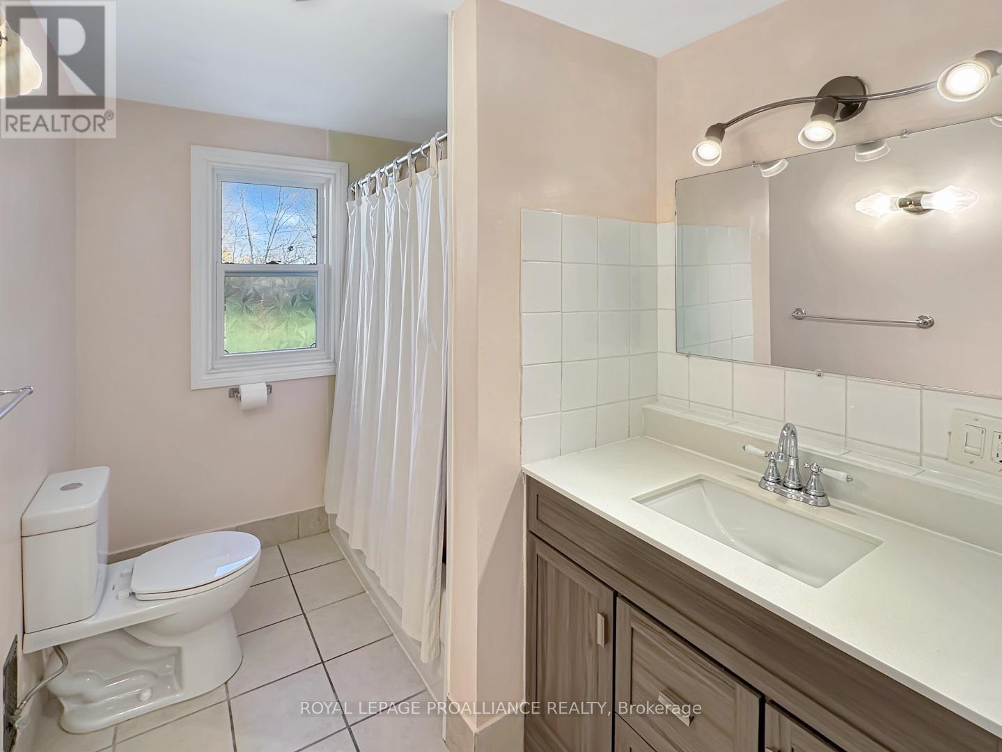 40 Ashley Street, Belleville (Thurlow Ward), ON - Indoor Photo Showing Bathroom