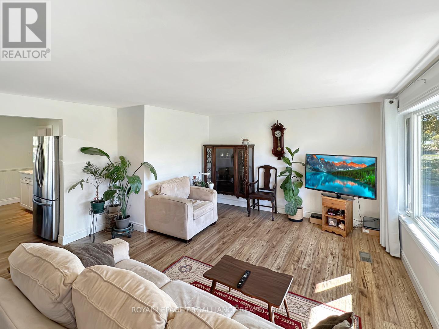 40 Ashley Street, Belleville (Thurlow Ward), ON - Indoor Photo Showing Living Room