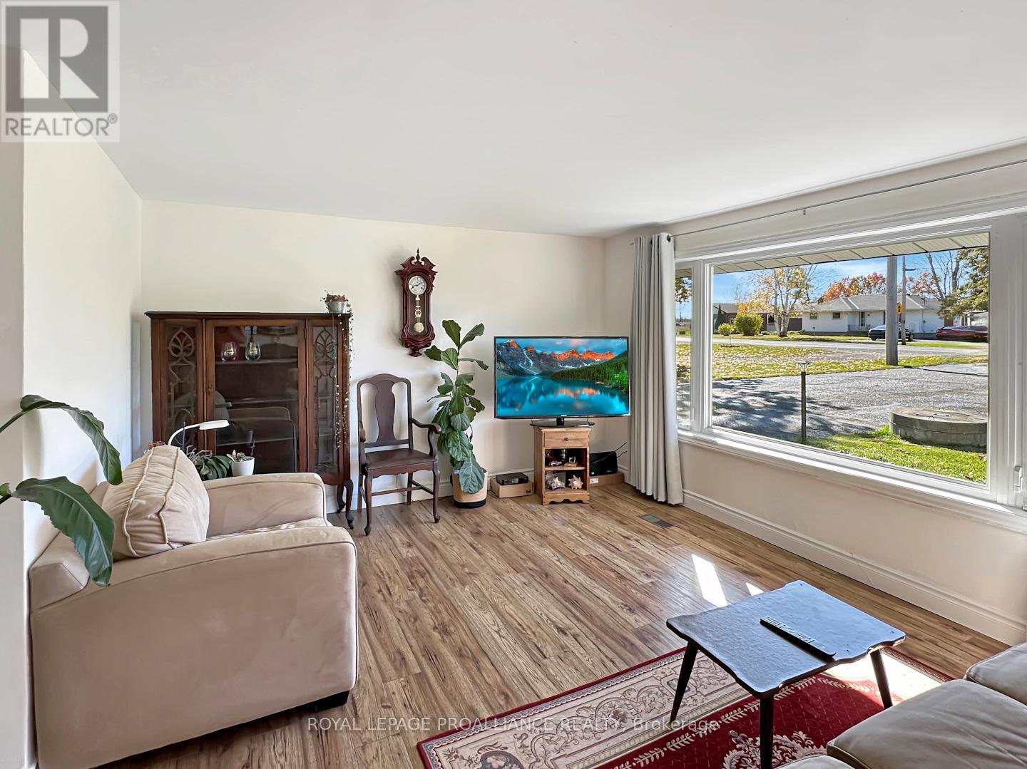 40 Ashley Street, Belleville (Thurlow Ward), ON - Indoor Photo Showing Living Room