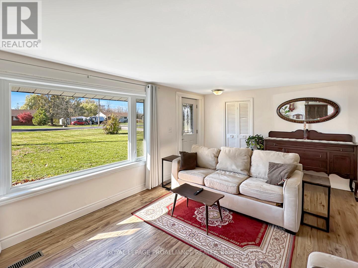 40 Ashley Street, Belleville (Thurlow Ward), ON - Indoor Photo Showing Living Room
