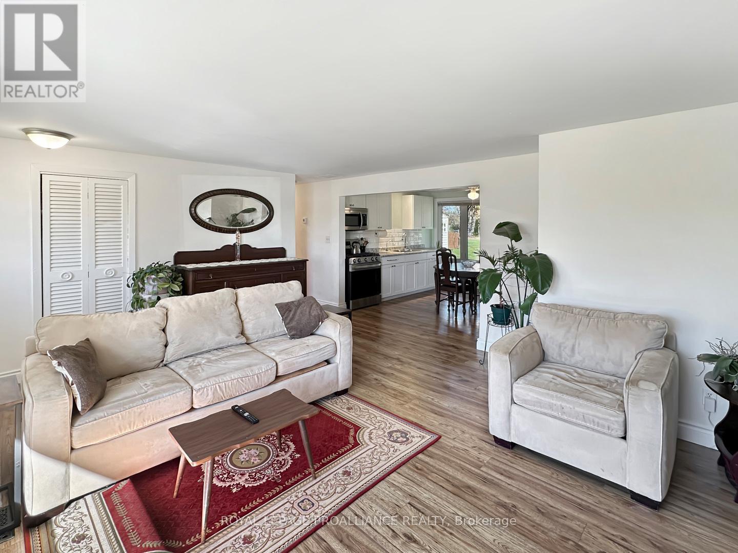 40 Ashley Street, Belleville (Thurlow Ward), ON - Indoor Photo Showing Living Room
