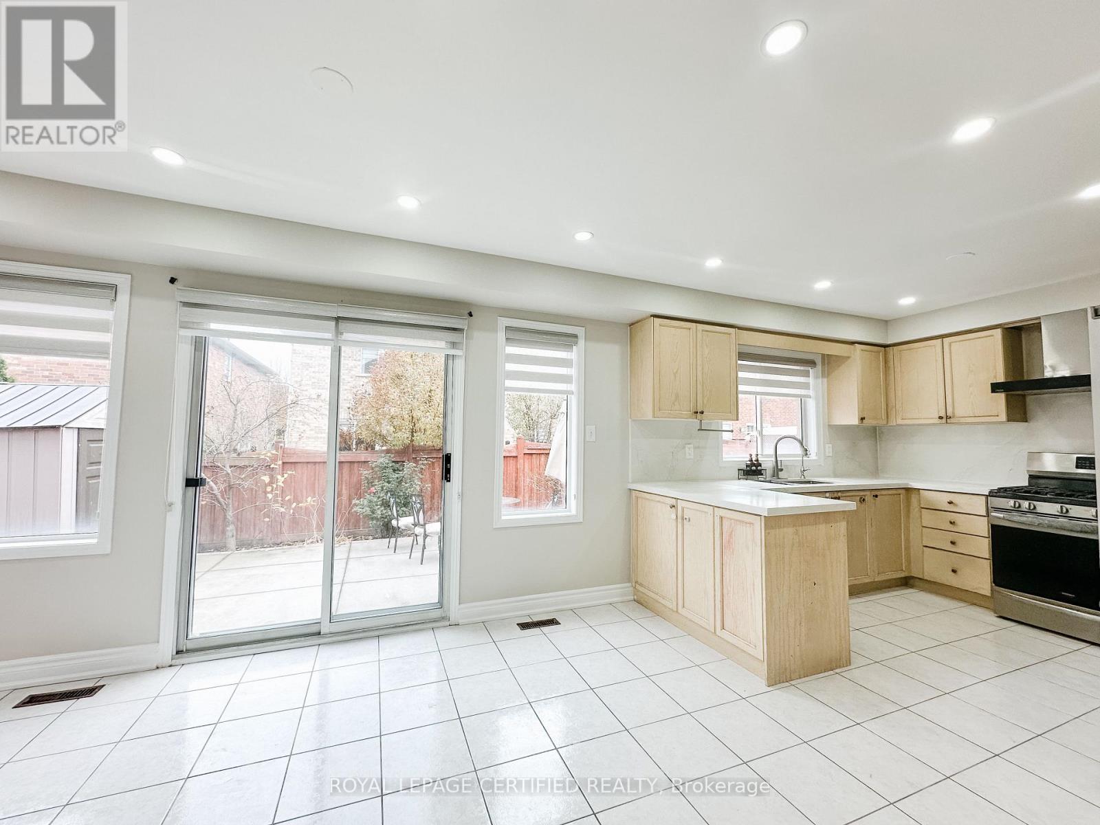 30 Lucerne Drive, Vaughan, ON - Indoor Photo Showing Kitchen