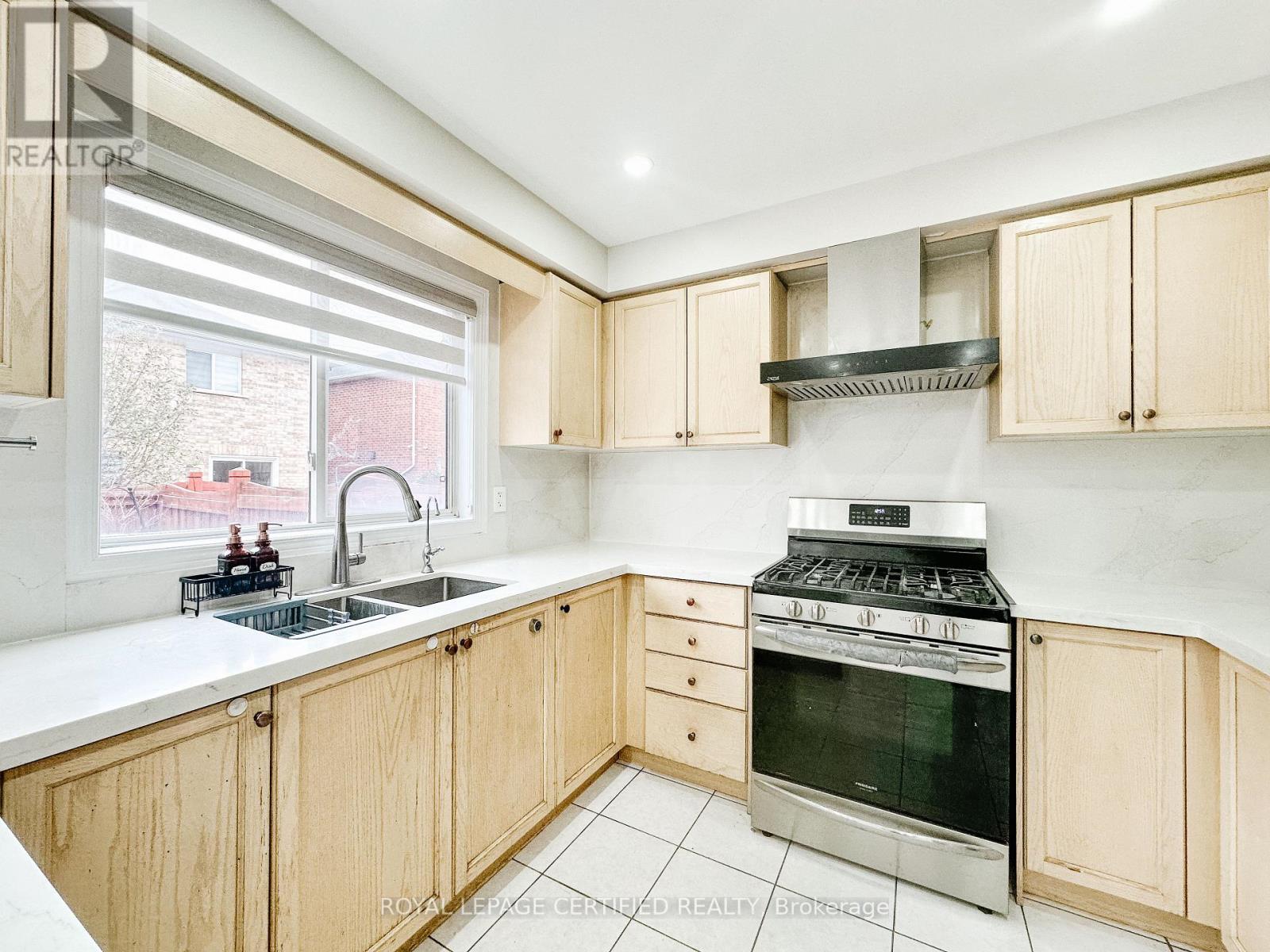 30 Lucerne Drive, Vaughan, ON - Indoor Photo Showing Kitchen With Double Sink